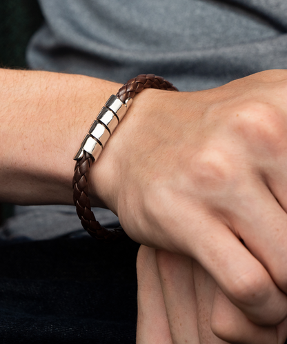 Vegan leather men´s bracelet gift from wife to husband celebrating birthday, father´s day.