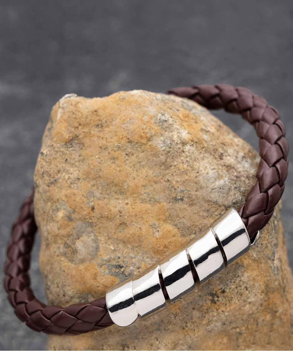 Vegan leather men´s bracelet gift from wife to husband celebrating birthday, father´s day.