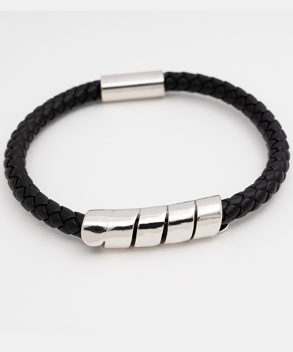 Vegan leather men´s bracelet gift from wife to husband celebrating birthday, father´s day.