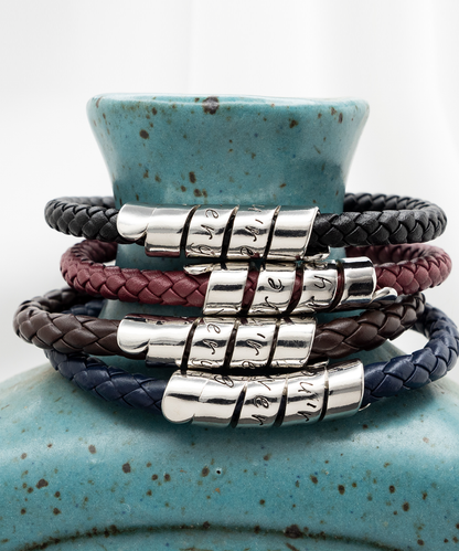 Vegan leather men´s bracelet gift from wife to husband celebrating birthday, father´s day.